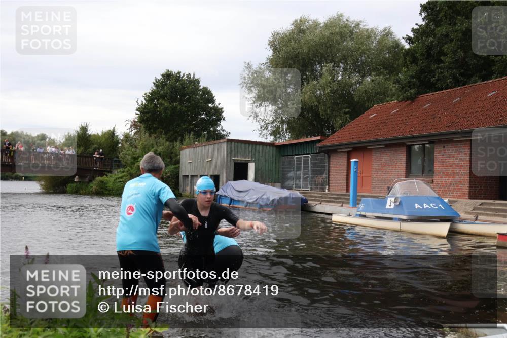 31.08.2025 - Elbe Triathlon Hamburg Luisa Fischer http://msf.ph/oto/8678419 31.08.2025 12:07:30 Schwimmen 1621, 1623, 1626 meine-sportfotos.de