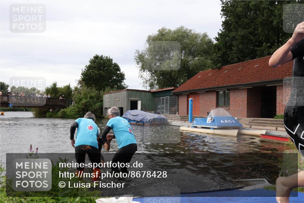 31.08.2025 - Elbe Triathlon Hamburg Luisa Fischer http://msf.ph/oto/8678428 31.08.2025 12:07:32 Schwimmen 1621, 1623, 1626 meine-sportfotos.de