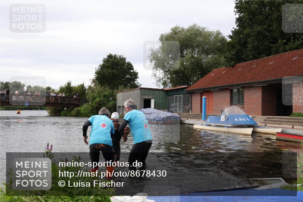31.08.2025 - Elbe Triathlon Hamburg Luisa Fischer http://msf.ph/oto/8678430 31.08.2025 12:07:32 Schwimmen 1621, 1623, 1626 meine-sportfotos.de