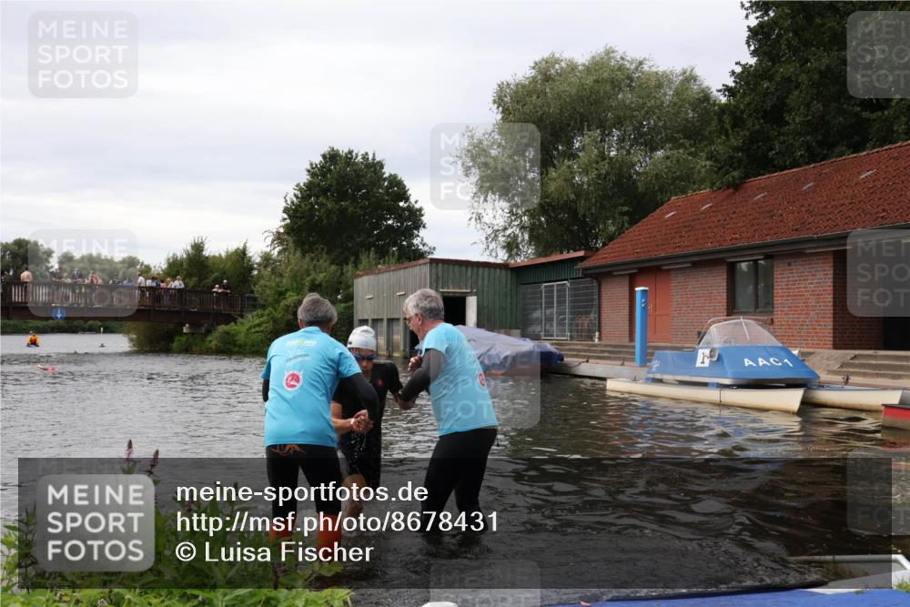31.08.2025 - Elbe Triathlon Hamburg Luisa Fischer http://msf.ph/oto/8678431 31.08.2025 12:07:33 Schwimmen 1621, 1623, 1626 meine-sportfotos.de