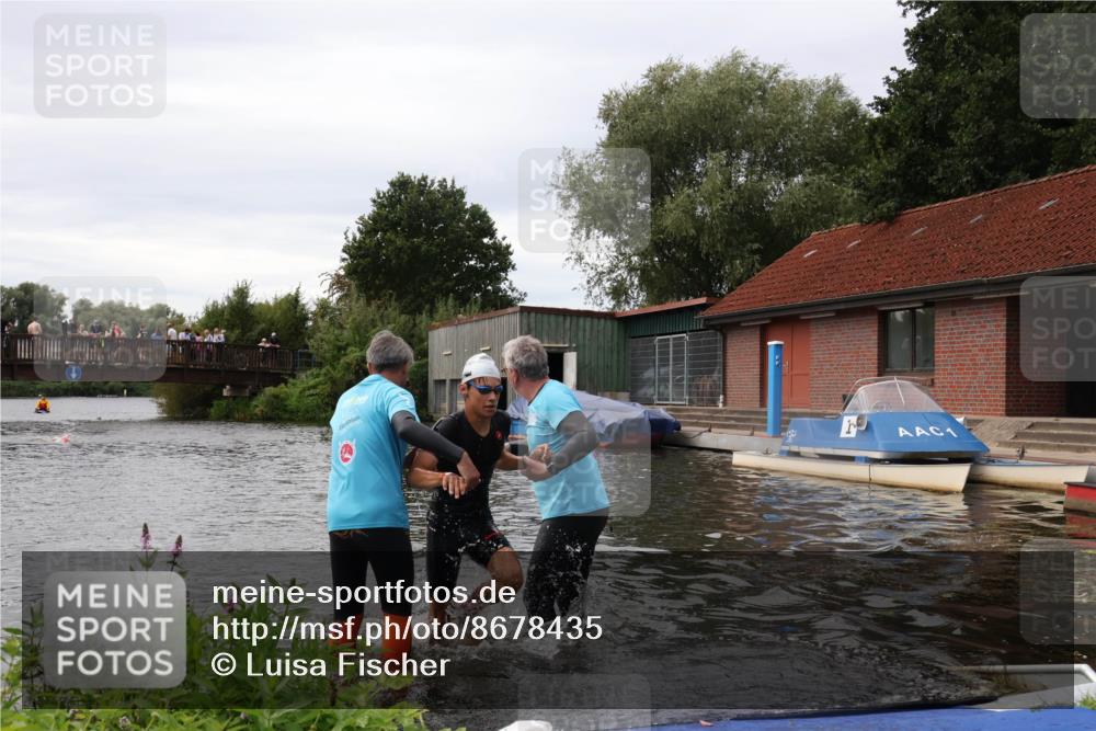 31.08.2025 - Elbe Triathlon Hamburg Luisa Fischer http://msf.ph/oto/8678435 31.08.2025 12:07:33 Schwimmen 1621, 1623, 1626 meine-sportfotos.de