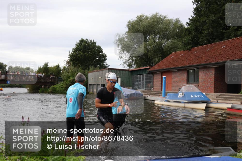 31.08.2025 - Elbe Triathlon Hamburg Luisa Fischer http://msf.ph/oto/8678436 31.08.2025 12:07:33 Schwimmen 1621, 1623, 1626 meine-sportfotos.de