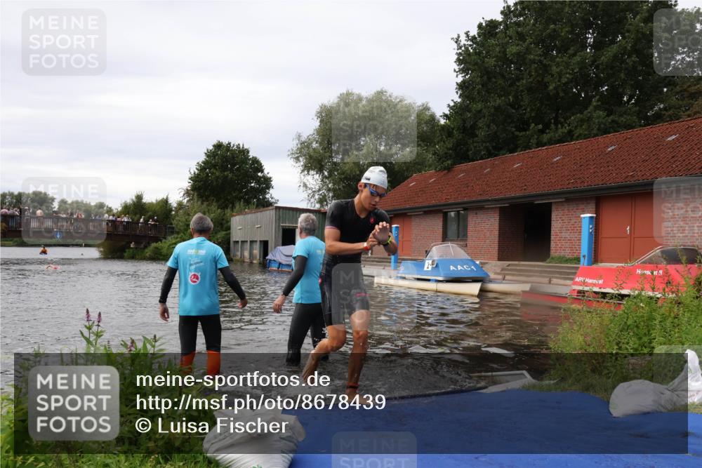 31.08.2025 - Elbe Triathlon Hamburg Luisa Fischer http://msf.ph/oto/8678439 31.08.2025 12:07:34 Schwimmen 1621, 1623, 1626 meine-sportfotos.de