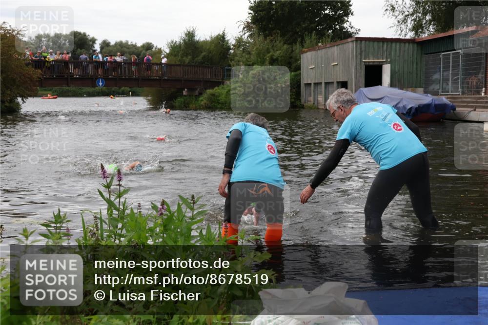31.08.2025 - Elbe Triathlon Hamburg Luisa Fischer http://msf.ph/oto/8678519 31.08.2025 12:22:15 Schwimmen 1634, 1649, 1657 meine-sportfotos.de