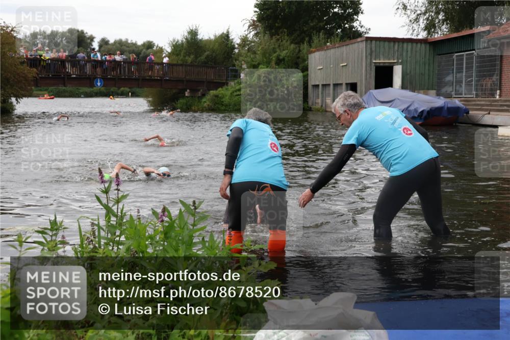 31.08.2025 - Elbe Triathlon Hamburg Luisa Fischer http://msf.ph/oto/8678520 31.08.2025 12:22:15 Schwimmen 1634, 1649, 1657 meine-sportfotos.de