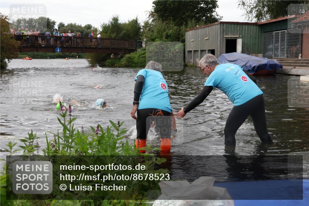 31.08.2025 - Elbe Triathlon Hamburg Luisa Fischer http://msf.ph/oto/8678523 31.08.2025 12:22:16 Schwimmen 1634, 1649, 1657 meine-sportfotos.de
