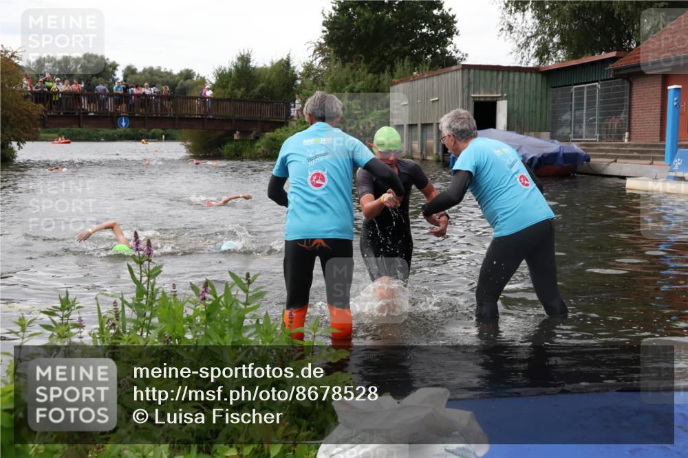 31.08.2025 - Elbe Triathlon Hamburg Luisa Fischer http://msf.ph/oto/8678528 31.08.2025 12:22:16 Schwimmen 1634, 1649, 1657 meine-sportfotos.de