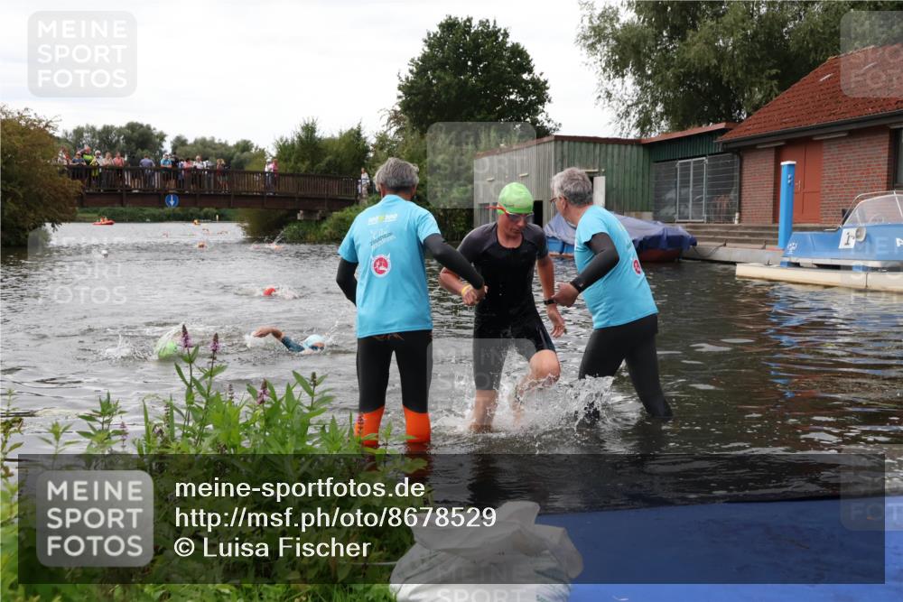 31.08.2025 - Elbe Triathlon Hamburg Luisa Fischer http://msf.ph/oto/8678529 31.08.2025 12:22:17 Schwimmen 1634, 1649, 1657 meine-sportfotos.de