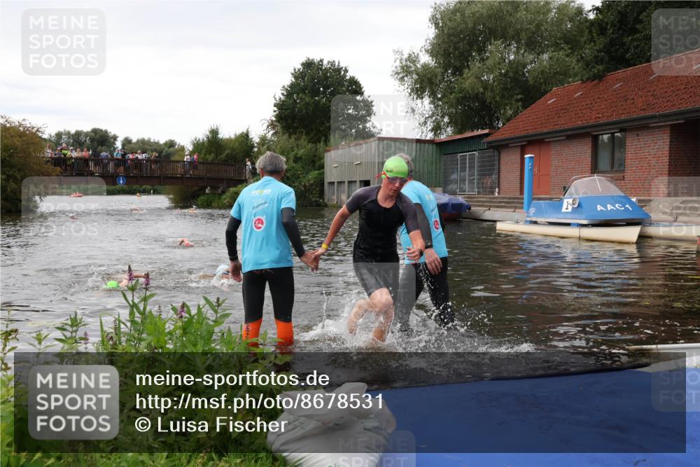 31.08.2025 - Elbe Triathlon Hamburg Luisa Fischer http://msf.ph/oto/8678531 31.08.2025 12:22:17 Schwimmen 1634, 1649, 1657 meine-sportfotos.de