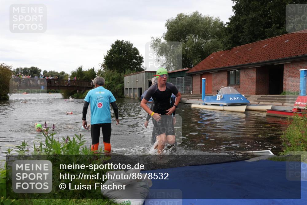 31.08.2025 - Elbe Triathlon Hamburg Luisa Fischer http://msf.ph/oto/8678532 31.08.2025 12:22:17 Schwimmen 1634, 1649, 1657 meine-sportfotos.de