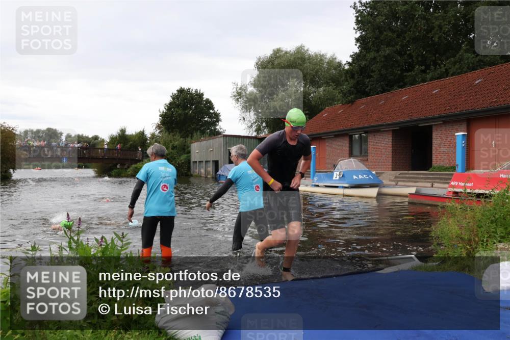 31.08.2025 - Elbe Triathlon Hamburg Luisa Fischer http://msf.ph/oto/8678535 31.08.2025 12:22:18 Schwimmen 1634, 1649, 1657 meine-sportfotos.de