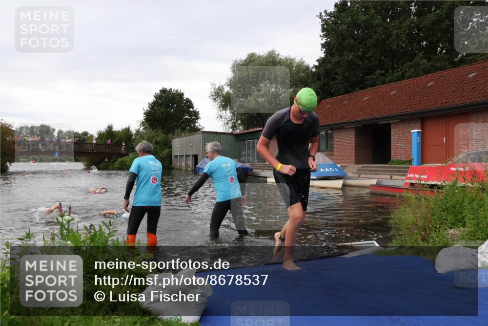 31.08.2025 - Elbe Triathlon Hamburg Luisa Fischer http://msf.ph/oto/8678537 31.08.2025 12:22:18 Schwimmen 1634, 1649, 1657 meine-sportfotos.de