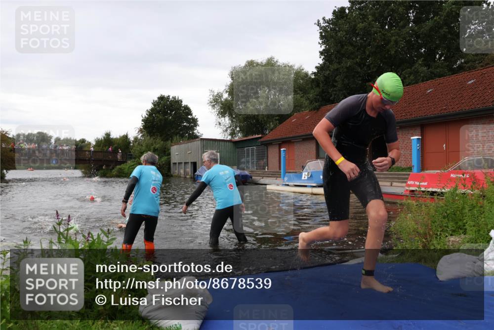 31.08.2025 - Elbe Triathlon Hamburg Luisa Fischer http://msf.ph/oto/8678539 31.08.2025 12:22:18 Schwimmen 1634, 1649, 1657 meine-sportfotos.de