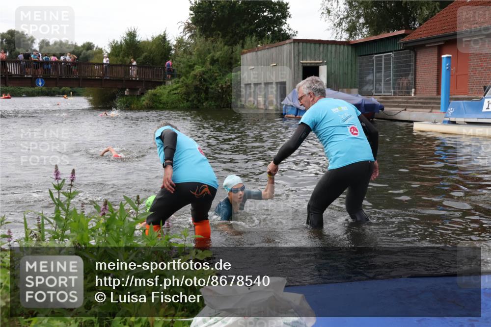 31.08.2025 - Elbe Triathlon Hamburg Luisa Fischer http://msf.ph/oto/8678540 31.08.2025 12:22:21 Schwimmen 1634, 1649, 1657 meine-sportfotos.de