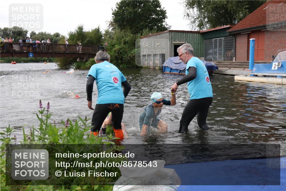 31.08.2025 - Elbe Triathlon Hamburg Luisa Fischer http://msf.ph/oto/8678543 31.08.2025 12:22:21 Schwimmen 1634, 1649, 1657 meine-sportfotos.de