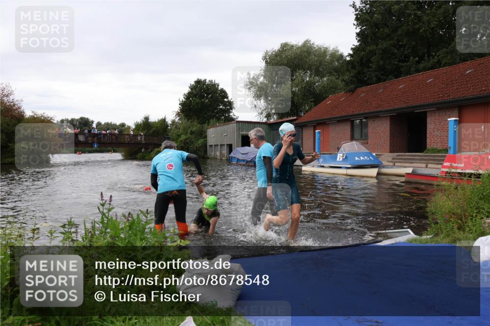 31.08.2025 - Elbe Triathlon Hamburg Luisa Fischer http://msf.ph/oto/8678548 31.08.2025 12:22:22 Schwimmen 1634, 1649, 1656, 1657 meine-sportfotos.de