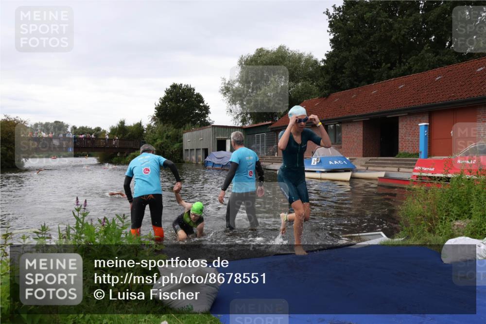 31.08.2025 - Elbe Triathlon Hamburg Luisa Fischer http://msf.ph/oto/8678551 31.08.2025 12:22:23 Schwimmen 1649, 1656, 1657 meine-sportfotos.de