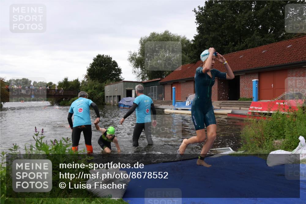 31.08.2025 - Elbe Triathlon Hamburg Luisa Fischer http://msf.ph/oto/8678552 31.08.2025 12:22:23 Schwimmen 1649, 1656, 1657 meine-sportfotos.de