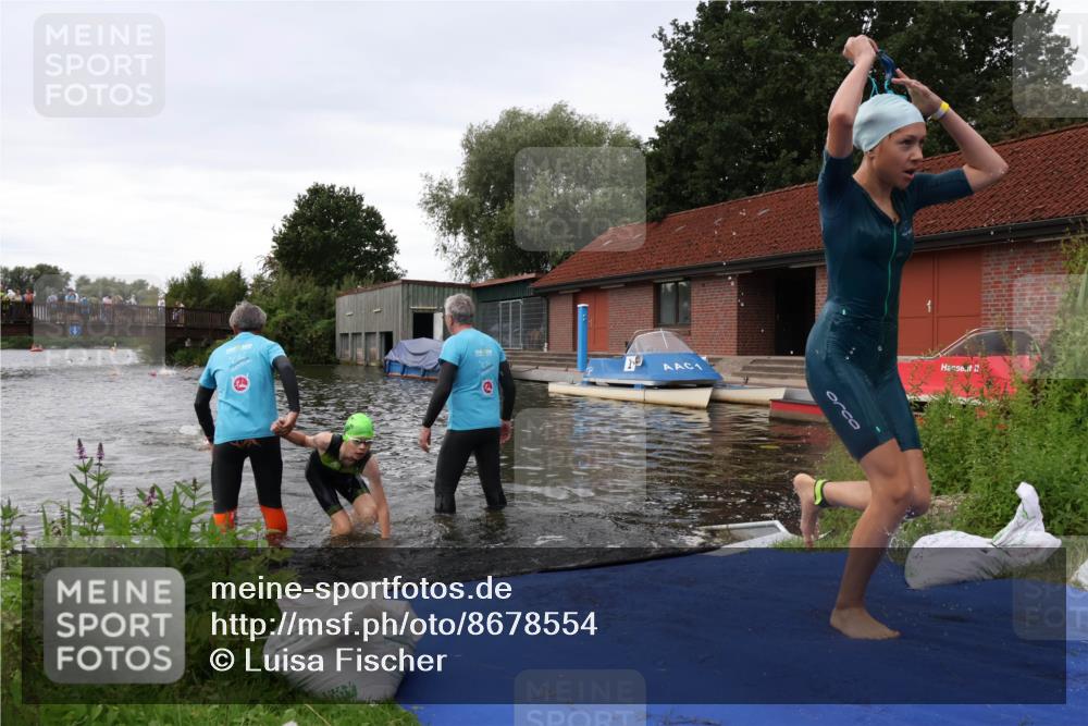 31.08.2025 - Elbe Triathlon Hamburg Luisa Fischer http://msf.ph/oto/8678554 31.08.2025 12:22:23 Schwimmen 1649, 1656, 1657 meine-sportfotos.de