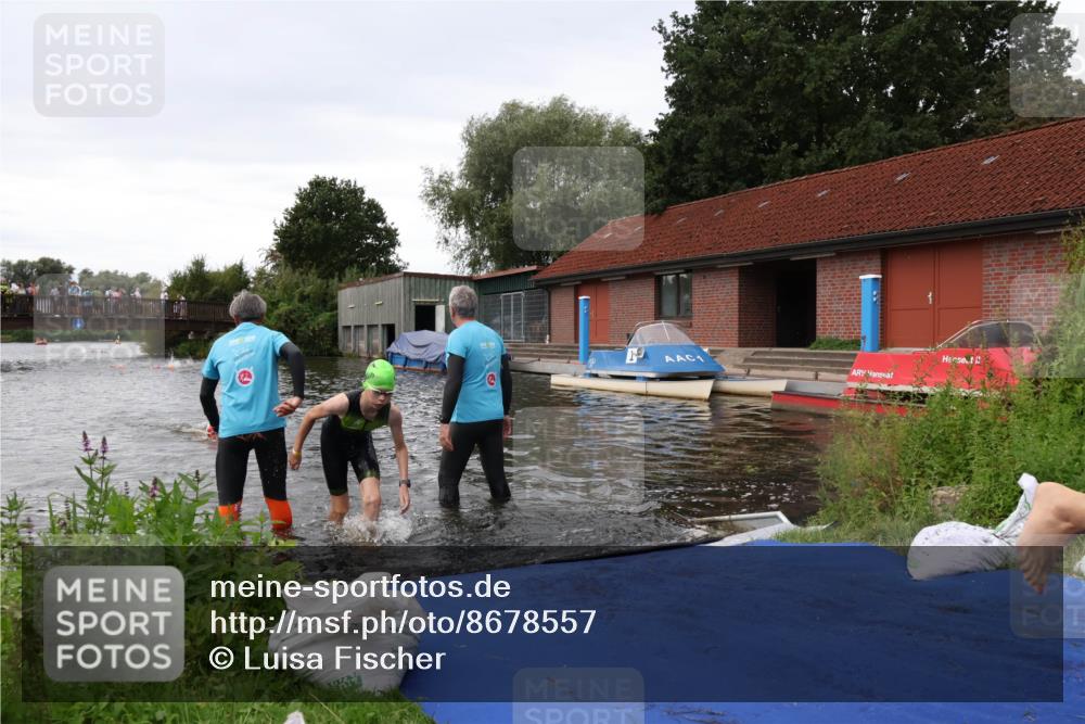 31.08.2025 - Elbe Triathlon Hamburg Luisa Fischer http://msf.ph/oto/8678557 31.08.2025 12:22:24 Schwimmen 1649, 1656, 1657 meine-sportfotos.de