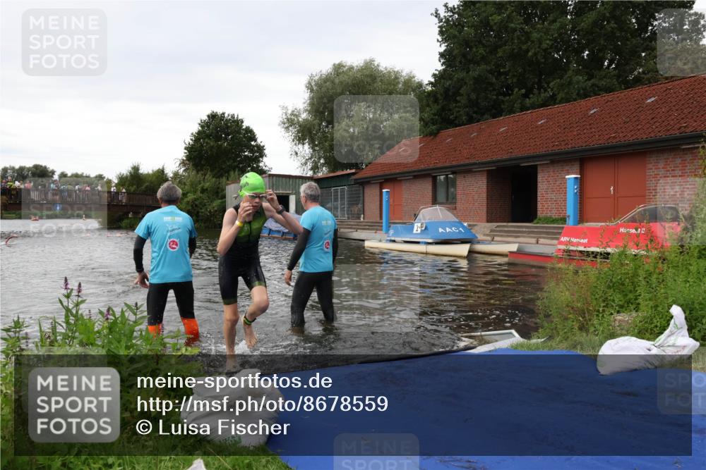 31.08.2025 - Elbe Triathlon Hamburg Luisa Fischer http://msf.ph/oto/8678559 31.08.2025 12:22:24 Schwimmen 1649, 1656, 1657 meine-sportfotos.de