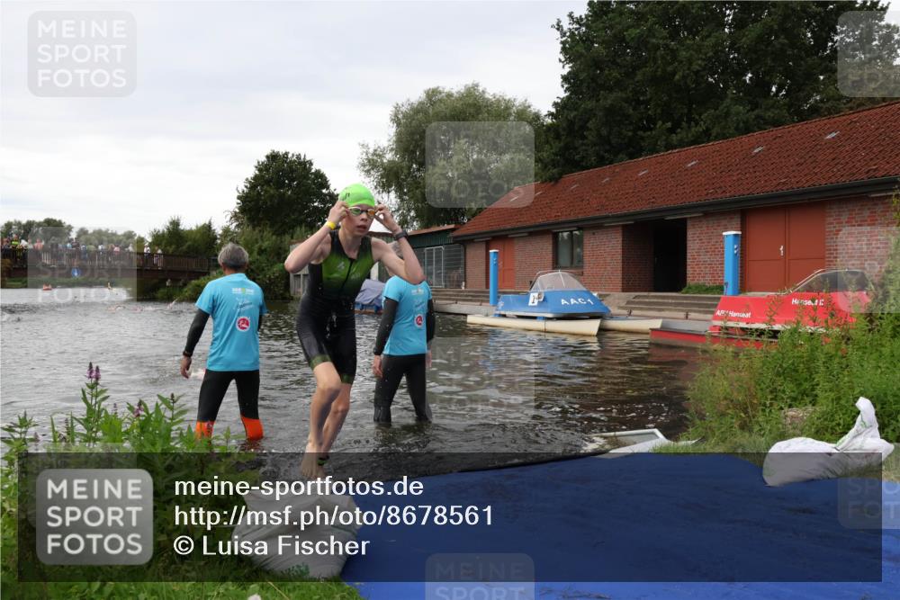 31.08.2025 - Elbe Triathlon Hamburg Luisa Fischer http://msf.ph/oto/8678561 31.08.2025 12:22:25 Schwimmen 1649, 1656, 1657 meine-sportfotos.de