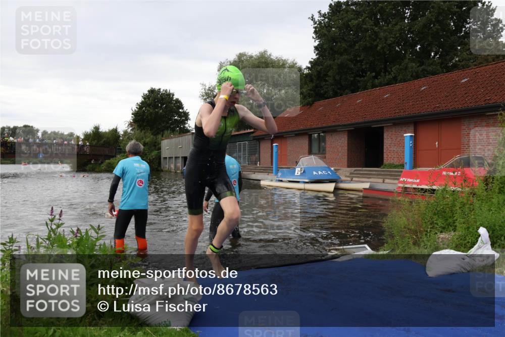 31.08.2025 - Elbe Triathlon Hamburg Luisa Fischer http://msf.ph/oto/8678563 31.08.2025 12:22:25 Schwimmen 1649, 1656, 1657 meine-sportfotos.de