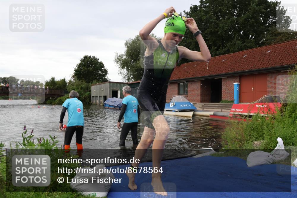 31.08.2025 - Elbe Triathlon Hamburg Luisa Fischer http://msf.ph/oto/8678564 31.08.2025 12:22:25 Schwimmen 1649, 1656, 1657 meine-sportfotos.de