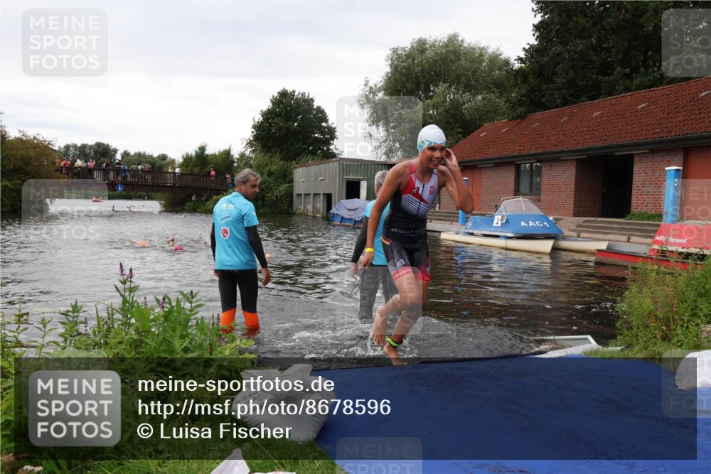31.08.2025 - Elbe Triathlon Hamburg Luisa Fischer http://msf.ph/oto/8678596 31.08.2025 12:22:50 Schwimmen 1637, 1644 meine-sportfotos.de