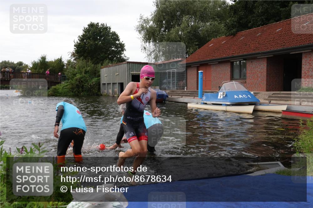 31.08.2025 - Elbe Triathlon Hamburg Luisa Fischer http://msf.ph/oto/8678634 31.08.2025 12:23:02 Schwimmen 1637, 1640, 1647, 1658 meine-sportfotos.de