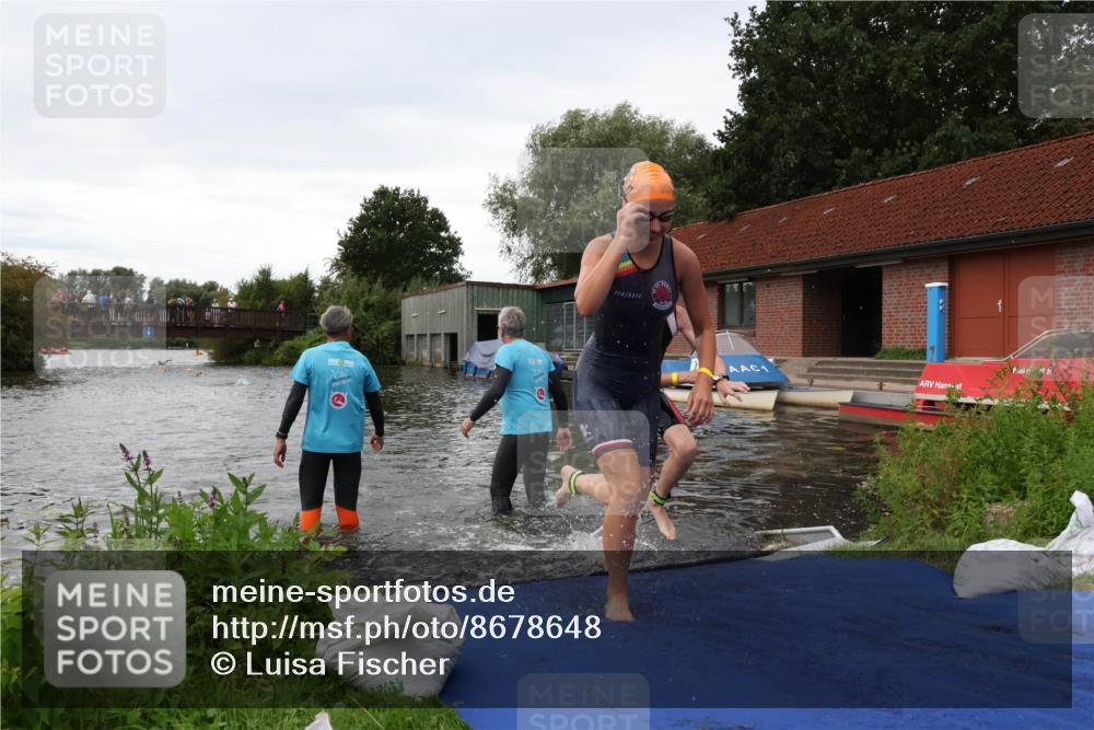 31.08.2025 - Elbe Triathlon Hamburg Luisa Fischer http://msf.ph/oto/8678648 31.08.2025 12:23:05 Schwimmen 1640, 1647, 1658 meine-sportfotos.de