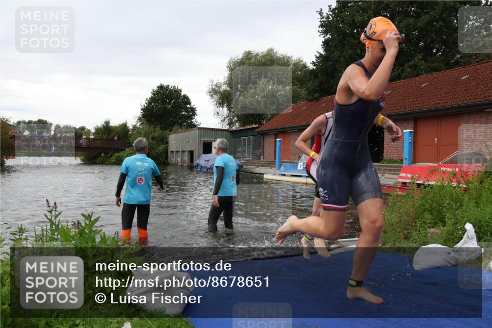 31.08.2025 - Elbe Triathlon Hamburg Luisa Fischer http://msf.ph/oto/8678651 31.08.2025 12:23:05 Schwimmen 1640, 1647, 1658 meine-sportfotos.de