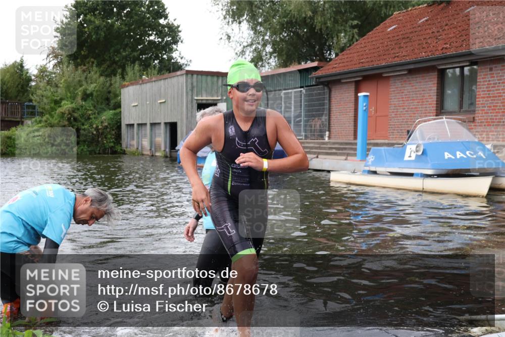 31.08.2025 - Elbe Triathlon Hamburg Luisa Fischer http://msf.ph/oto/8678678 31.08.2025 12:23:45 Schwimmen 1646, 1659, 1664 meine-sportfotos.de