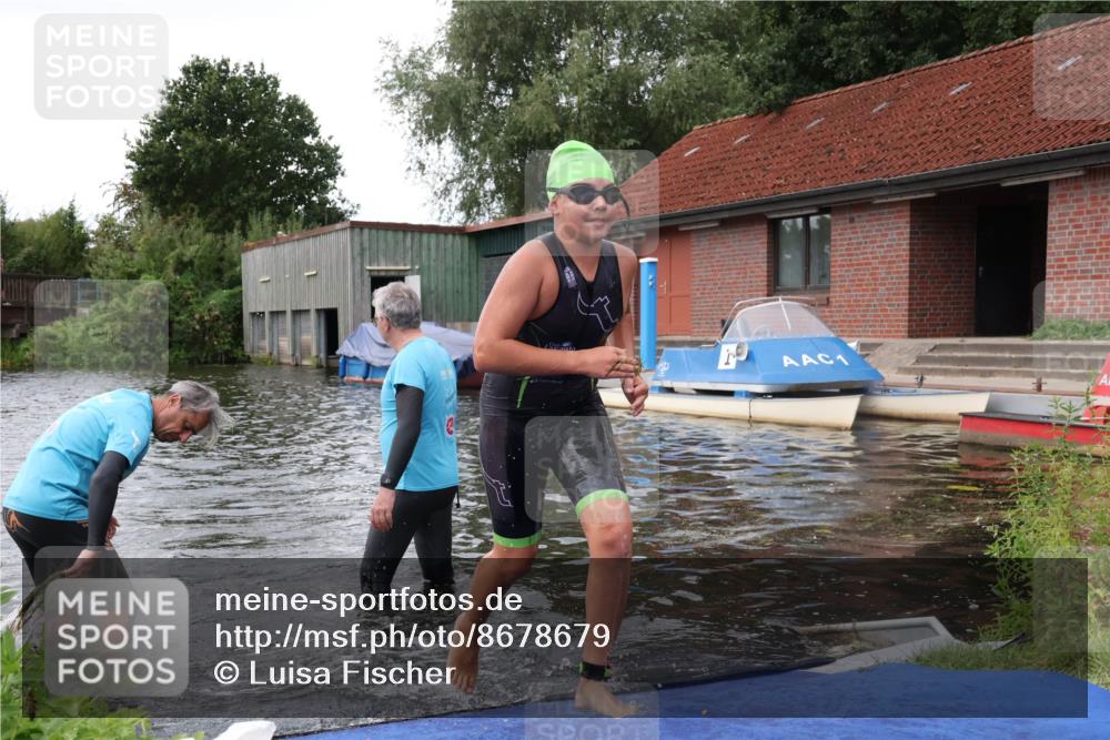 31.08.2025 - Elbe Triathlon Hamburg Luisa Fischer http://msf.ph/oto/8678679 31.08.2025 12:23:45 Schwimmen 1646, 1659, 1664 meine-sportfotos.de