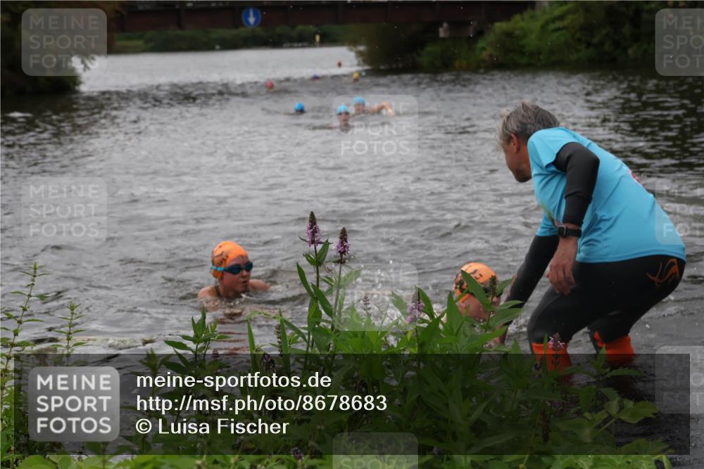 31.08.2025 - Elbe Triathlon Hamburg Luisa Fischer http://msf.ph/oto/8678683 31.08.2025 12:23:49 Schwimmen 1646, 1659, 1664 meine-sportfotos.de