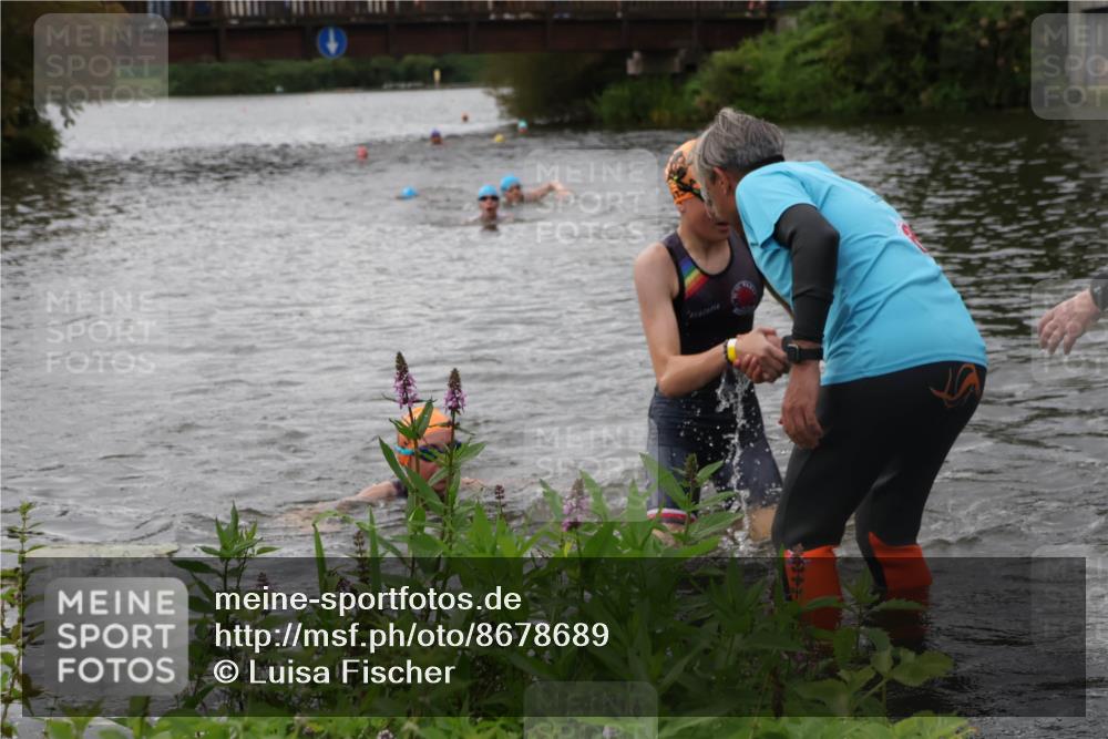 31.08.2025 - Elbe Triathlon Hamburg Luisa Fischer http://msf.ph/oto/8678689 31.08.2025 12:23:50 Schwimmen 1659, 1664 meine-sportfotos.de