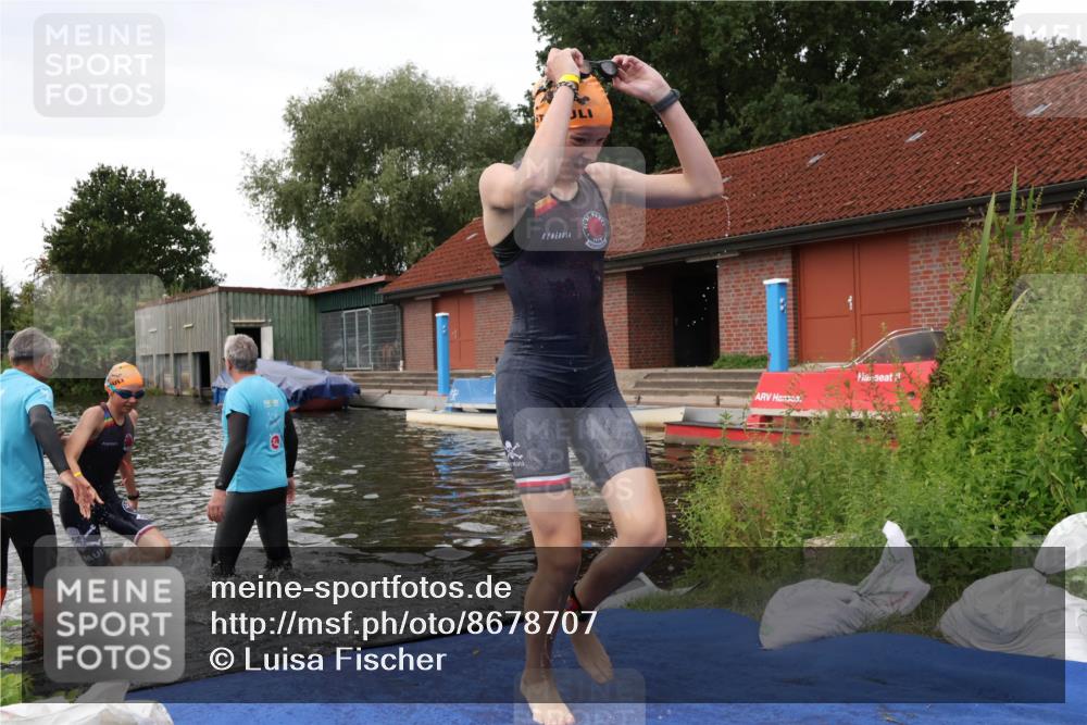 31.08.2025 - Elbe Triathlon Hamburg Luisa Fischer http://msf.ph/oto/8678707 31.08.2025 12:23:54 Schwimmen 1659, 1664 meine-sportfotos.de