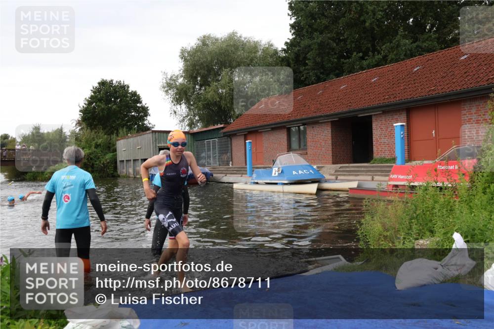 31.08.2025 - Elbe Triathlon Hamburg Luisa Fischer http://msf.ph/oto/8678711 31.08.2025 12:23:55 Schwimmen 1659, 1664 meine-sportfotos.de