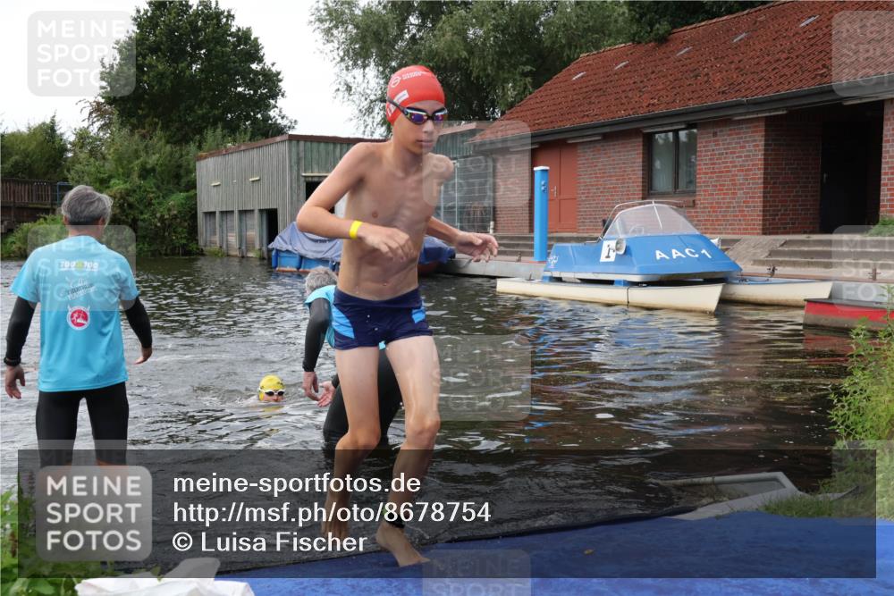 31.08.2025 - Elbe Triathlon Hamburg Luisa Fischer http://msf.ph/oto/8678754 31.08.2025 12:24:42 Schwimmen 1633, 1645, 1654 meine-sportfotos.de