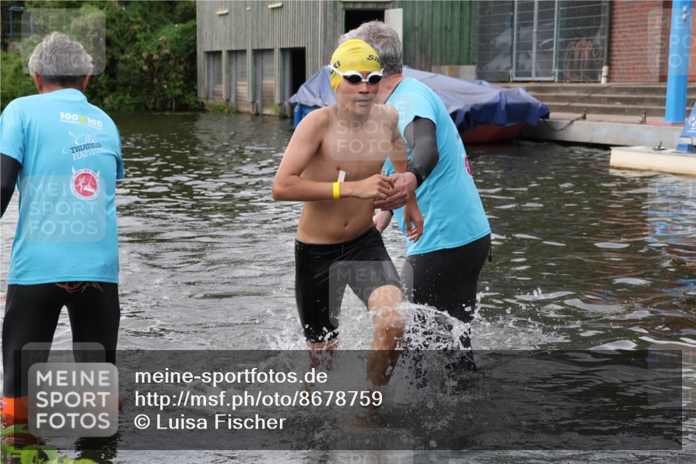 31.08.2025 - Elbe Triathlon Hamburg Luisa Fischer http://msf.ph/oto/8678759 31.08.2025 12:24:45 Schwimmen 1633, 1645, 1654 meine-sportfotos.de