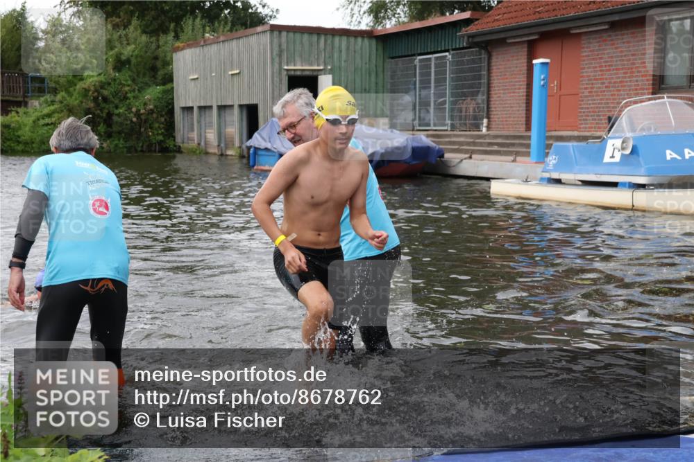 31.08.2025 - Elbe Triathlon Hamburg Luisa Fischer http://msf.ph/oto/8678762 31.08.2025 12:24:45 Schwimmen 1633, 1645, 1654 meine-sportfotos.de