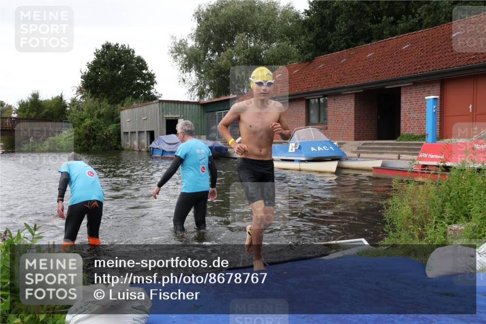 31.08.2025 - Elbe Triathlon Hamburg Luisa Fischer http://msf.ph/oto/8678767 31.08.2025 12:24:46 Schwimmen 1633, 1645, 1654 meine-sportfotos.de