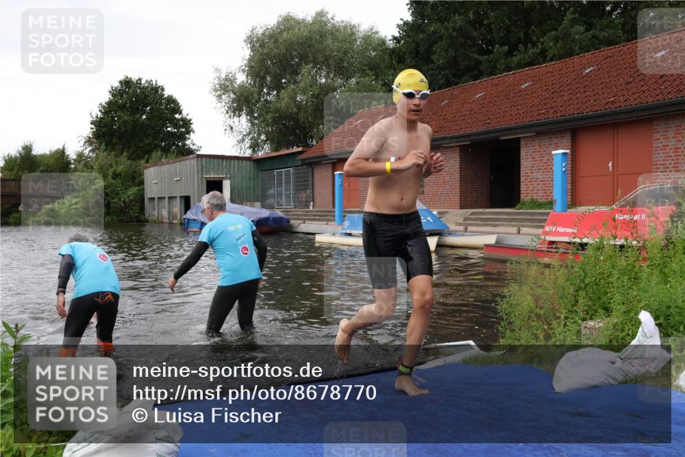 31.08.2025 - Elbe Triathlon Hamburg Luisa Fischer http://msf.ph/oto/8678770 31.08.2025 12:24:46 Schwimmen 1633, 1645, 1654 meine-sportfotos.de