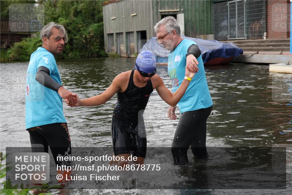 31.08.2025 - Elbe Triathlon Hamburg Luisa Fischer http://msf.ph/oto/8678775 31.08.2025 12:24:49 Schwimmen 1633, 1654 meine-sportfotos.de