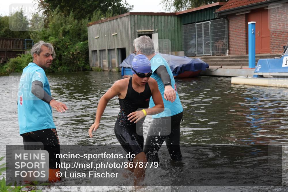 31.08.2025 - Elbe Triathlon Hamburg Luisa Fischer http://msf.ph/oto/8678779 31.08.2025 12:24:50 Schwimmen 1633, 1654 meine-sportfotos.de