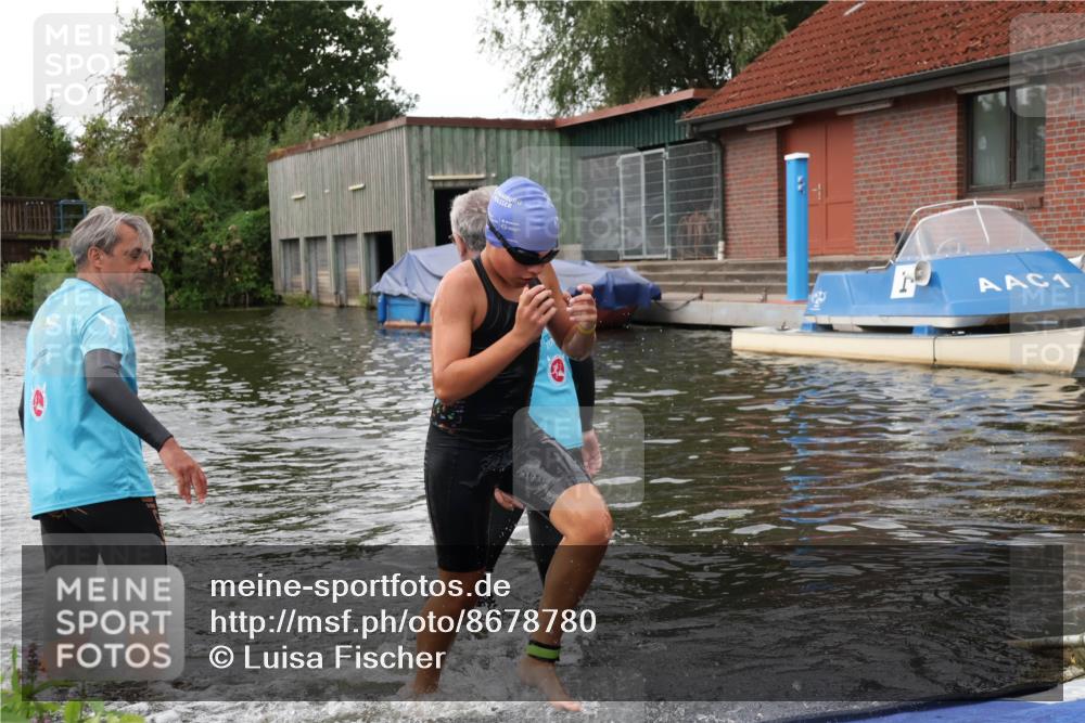 31.08.2025 - Elbe Triathlon Hamburg Luisa Fischer http://msf.ph/oto/8678780 31.08.2025 12:24:50 Schwimmen 1633, 1654 meine-sportfotos.de