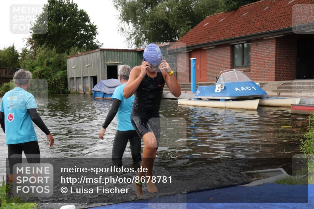 31.08.2025 - Elbe Triathlon Hamburg Luisa Fischer http://msf.ph/oto/8678781 31.08.2025 12:24:50 Schwimmen 1633, 1654 meine-sportfotos.de
