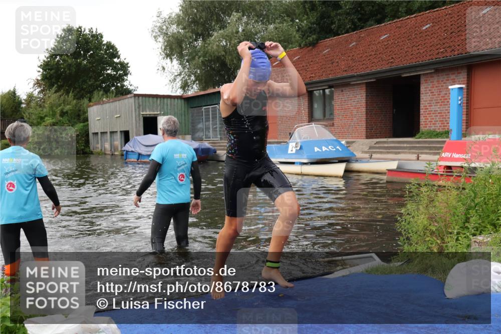 31.08.2025 - Elbe Triathlon Hamburg Luisa Fischer http://msf.ph/oto/8678783 31.08.2025 12:24:51 Schwimmen 1633, 1654 meine-sportfotos.de