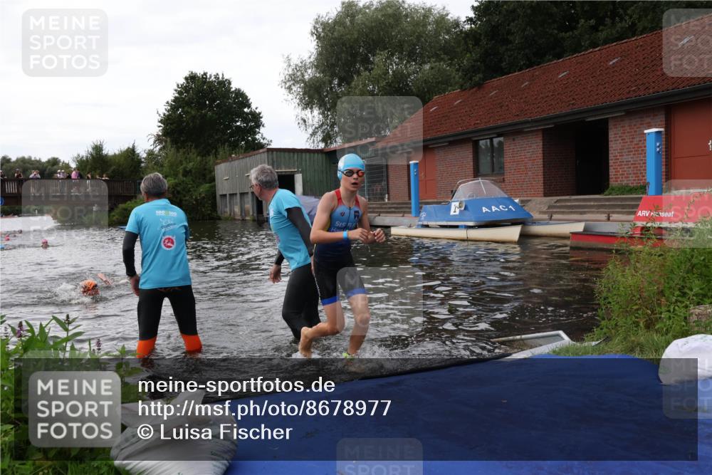 31.08.2025 - Elbe Triathlon Hamburg Luisa Fischer http://msf.ph/oto/8678977 31.08.2025 12:34:09 Schwimmen 1668, 1675, 1680, 1690 meine-sportfotos.de