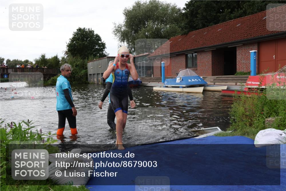 31.08.2025 - Elbe Triathlon Hamburg Luisa Fischer http://msf.ph/oto/8679003 31.08.2025 12:34:19 Schwimmen 1680, 1690 meine-sportfotos.de